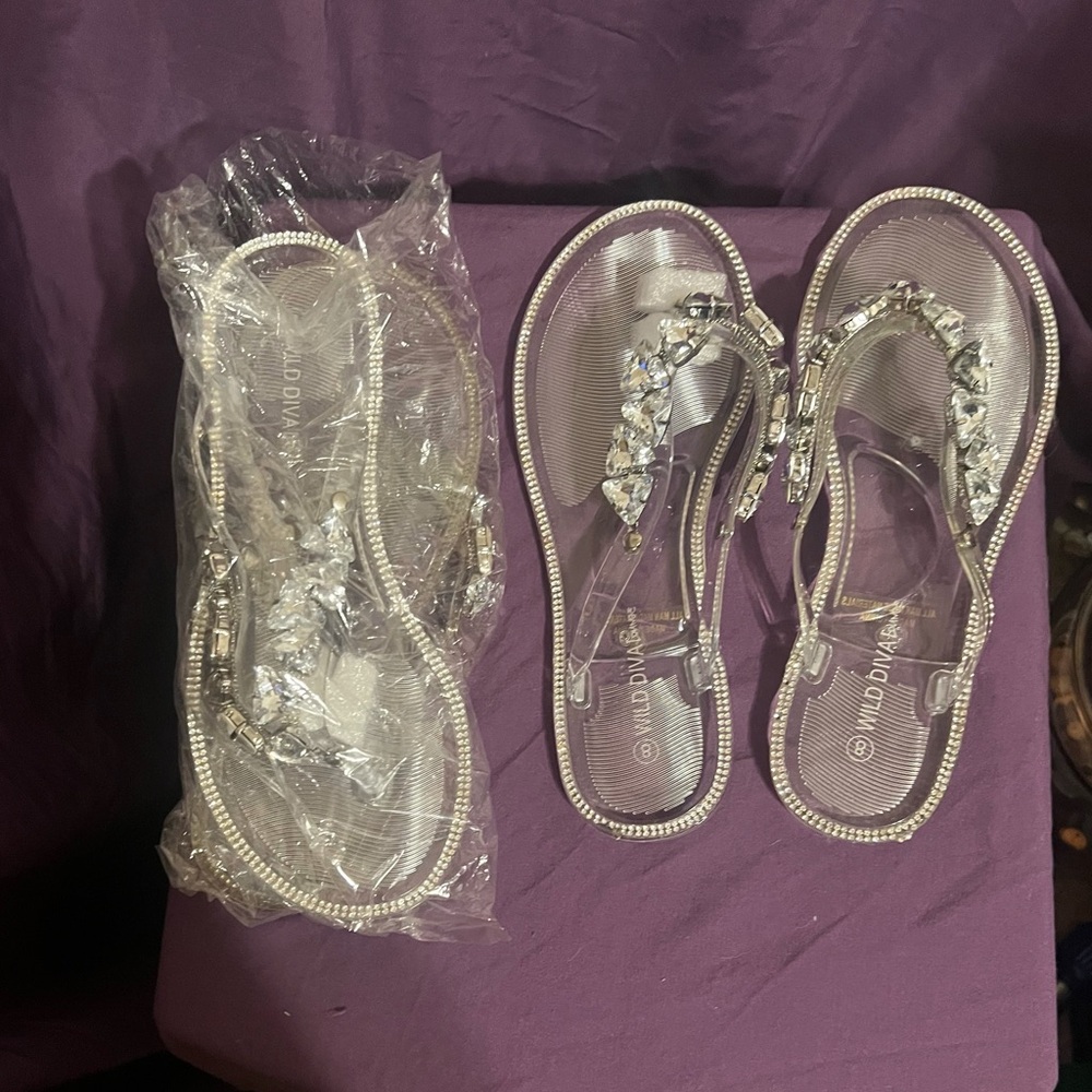 Clear flip flop women’s size 8. Two pair